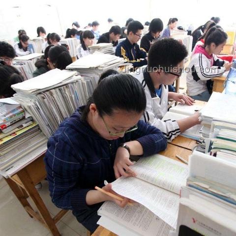 清華計算機入學教育：科研經驗分享案例研究