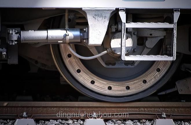 火車行駛與鐵軌磨損：為何現(xiàn)實(shí)影響看似不大？