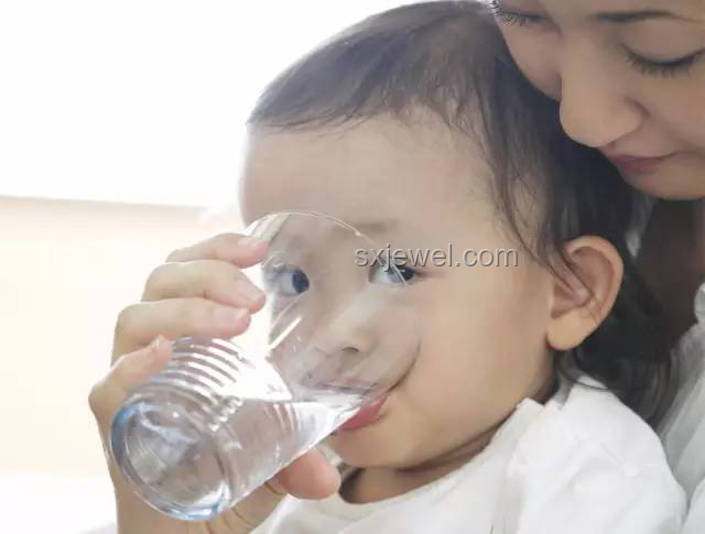男童喝零添加鮮羊奶后腿疼？安全飲用指南！