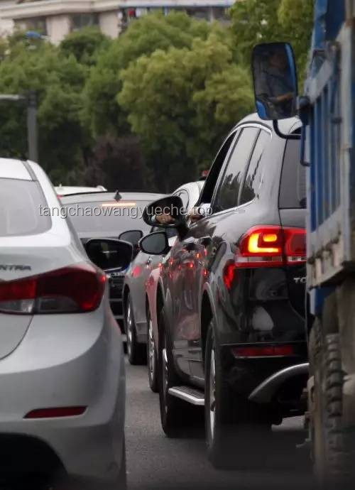 開車陋習(xí)警示：腳伸窗外玩手機(jī)駕駛極度危險(xiǎn)