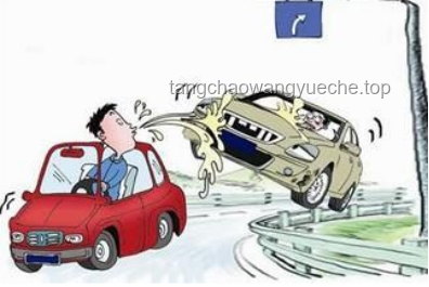 開車陋習(xí)警示：腳伸窗外玩手機(jī)駕駛極度危險(xiǎn)