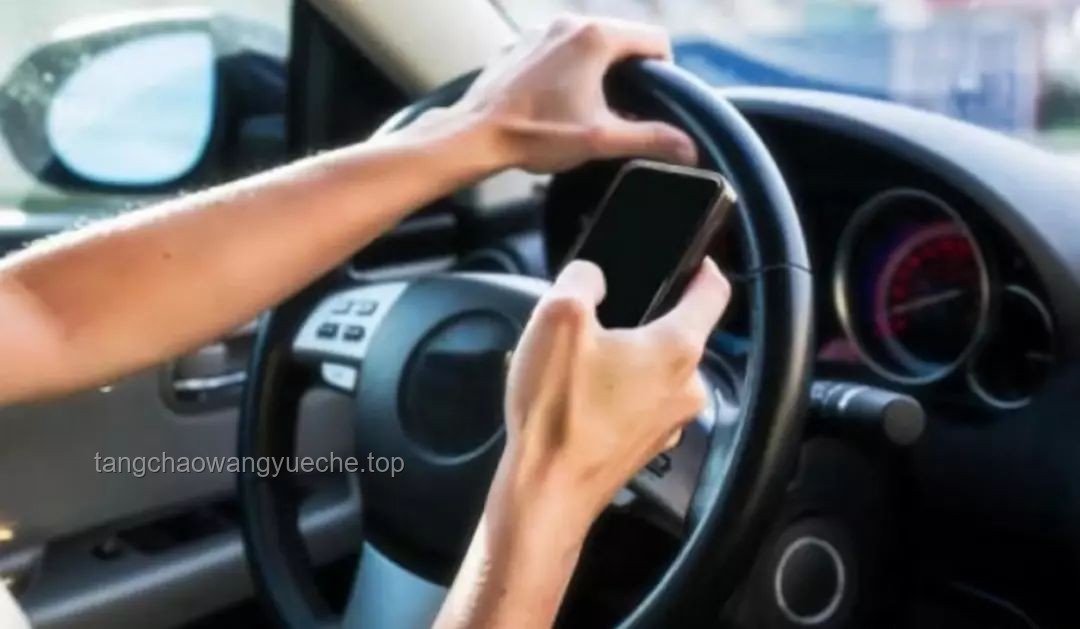 開車陋習(xí)警示：腳伸窗外玩手機(jī)駕駛極度危險(xiǎn)
