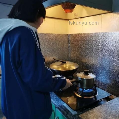 高考后自立女生形象引領(lǐng)新風(fēng)尚，未來(lái)趨勢(shì)展望