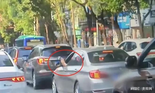 開車禁忌：腳伸窗外玩手機，危險行為大揭秘