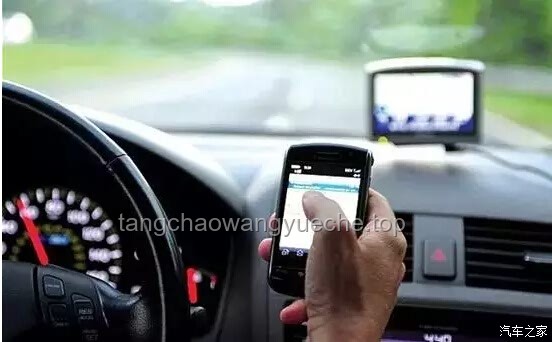 男子開車伸腳窗外玩手機解決方案