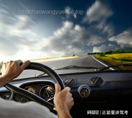 男子開車伸腳窗外玩手機解決方案