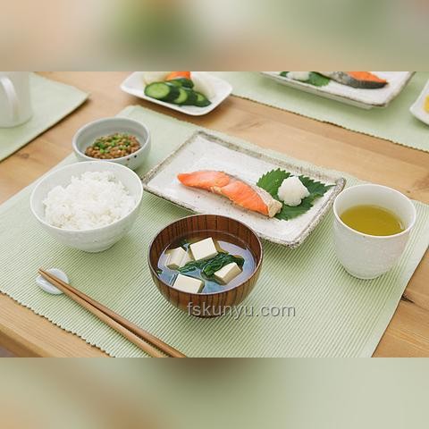 日本學校午餐革新：米飯減量，創意增味