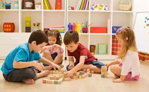 一個普普通通家庭給孩子童年最好的禮物是什么？