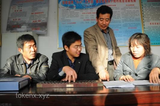 年輕人扎堆鄉鎮公務員，比港大碩士香？