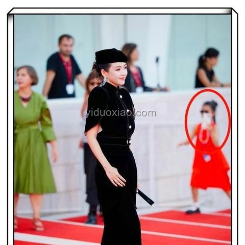 章子怡攜9歲女兒醒醒亮相上影節