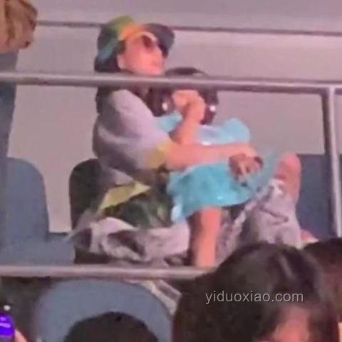 章子怡攜9歲女兒醒醒亮相上影節