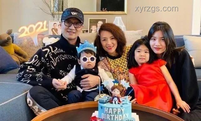章子怡與9歲女兒醒醒上影節(jié)亮相對(duì)比分析