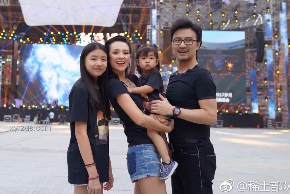 章子怡與9歲女兒醒醒上影節(jié)亮相對(duì)比分析
