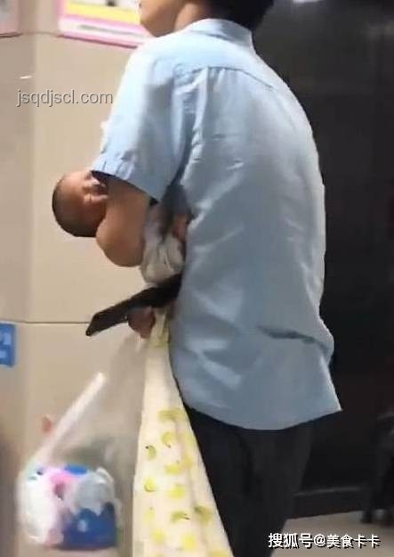 男生拍視頻意外暴露脊柱隱裂，網(wǎng)友遠程診斷顯神威