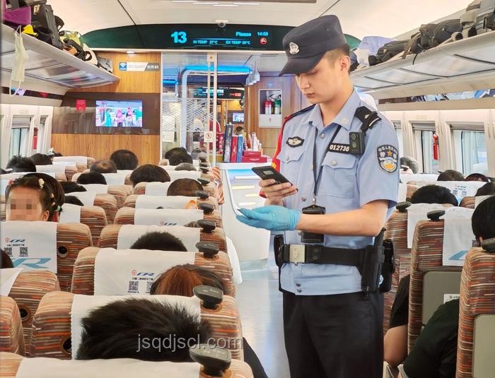 列車工作人員吸煙事件對比分析：職業操守與公眾期望