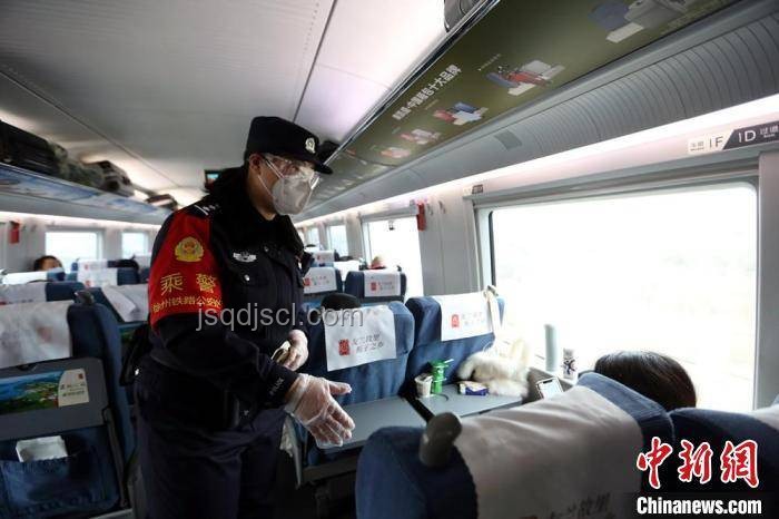 列車工作人員吸煙事件對比分析：職業操守與公眾期望