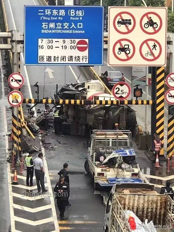 攤位爭端分析：攤主遭遇惦記與用車堵攤的對比