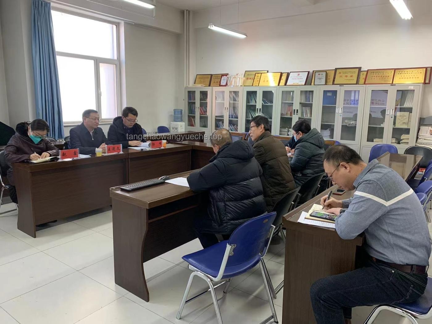 跟領導同行被問辦公室主任人緣問題，如何回答？
