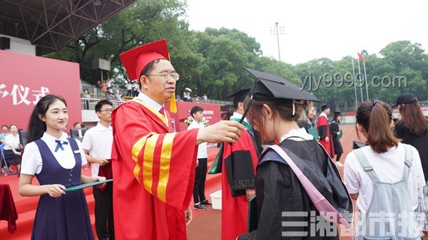 中國(guó)農(nóng)大校長(zhǎng)“馬拉松式撥穗”現(xiàn)象對(duì)比分析