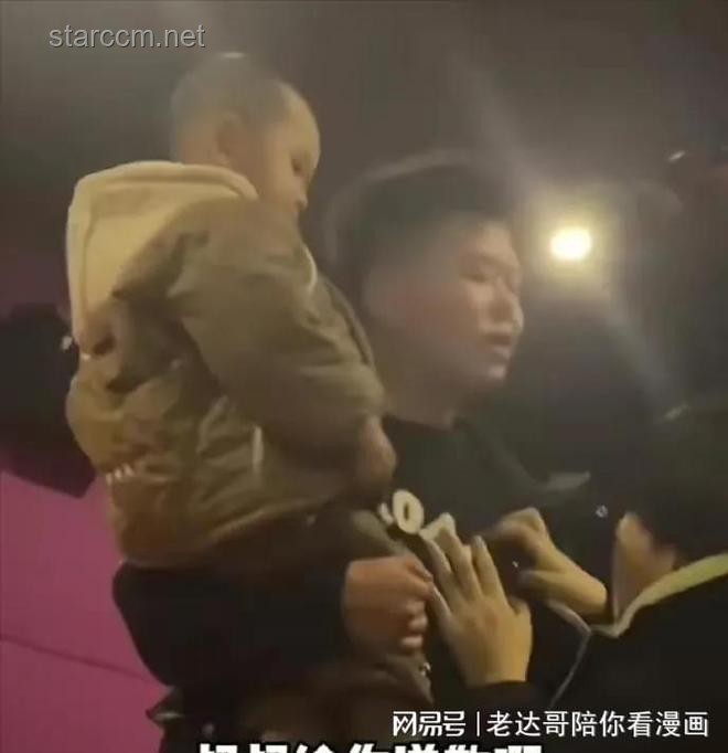 醉酒男子與正常行為對比：電梯內撕扯女孩頭發事件分析