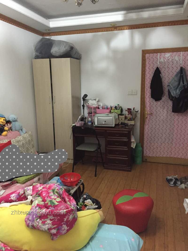 出租屋生活對比：“曠世奇才”與“蟑螂屋困境”