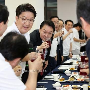 多名干部違規(guī)聚餐飲酒教訓(xùn)深，中央通報敲響警鐘