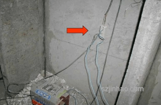 女孩乘電梯遭暴力拖拽事件與公共安全意識對比分析