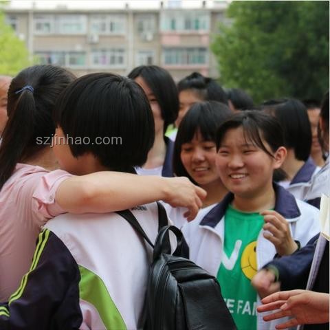 女生畢業(yè)典禮唱壁上觀開口即青春問題解決方案