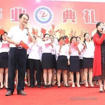 女生畢業(yè)典禮唱壁上觀開口即青春問題解決方案