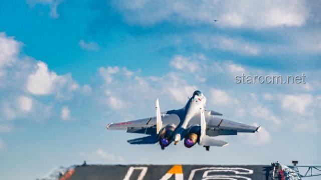 殲-15雨中驅(qū)離外機：西太平洋的英勇瞬間