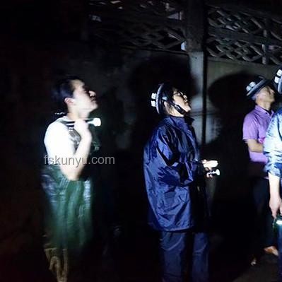 老人積水中倒地，民警行為引熱議：職責與倫理的考量