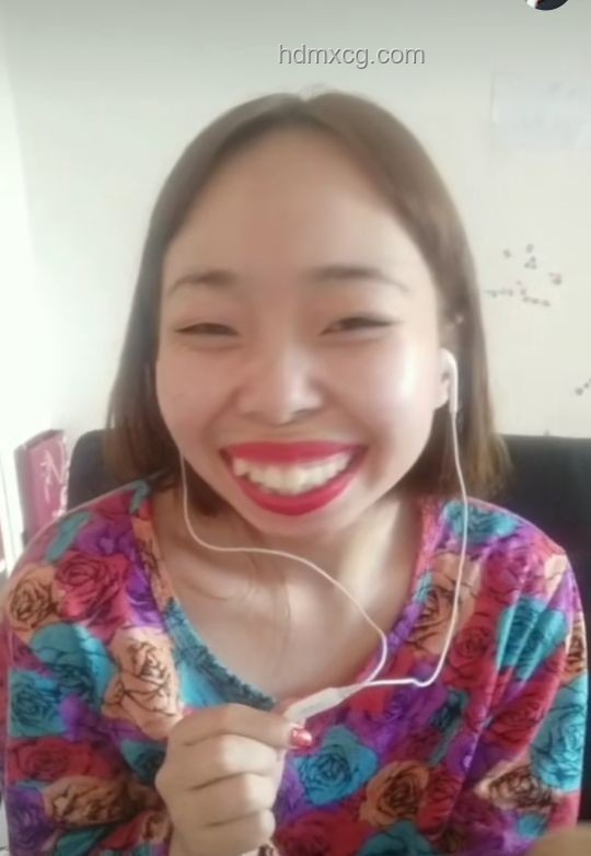 高冷女神變呆萌！絲柯克人設反差引領未來娛樂新風尚？