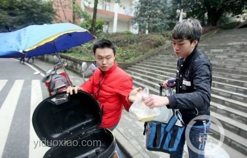 外賣小哥征服外國游客：語言與文化交流的獨特橋梁