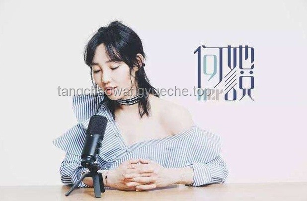 婁藝瀟跨界同框巨型Labubu，煙熏妝潮搭讓人眼前一亮