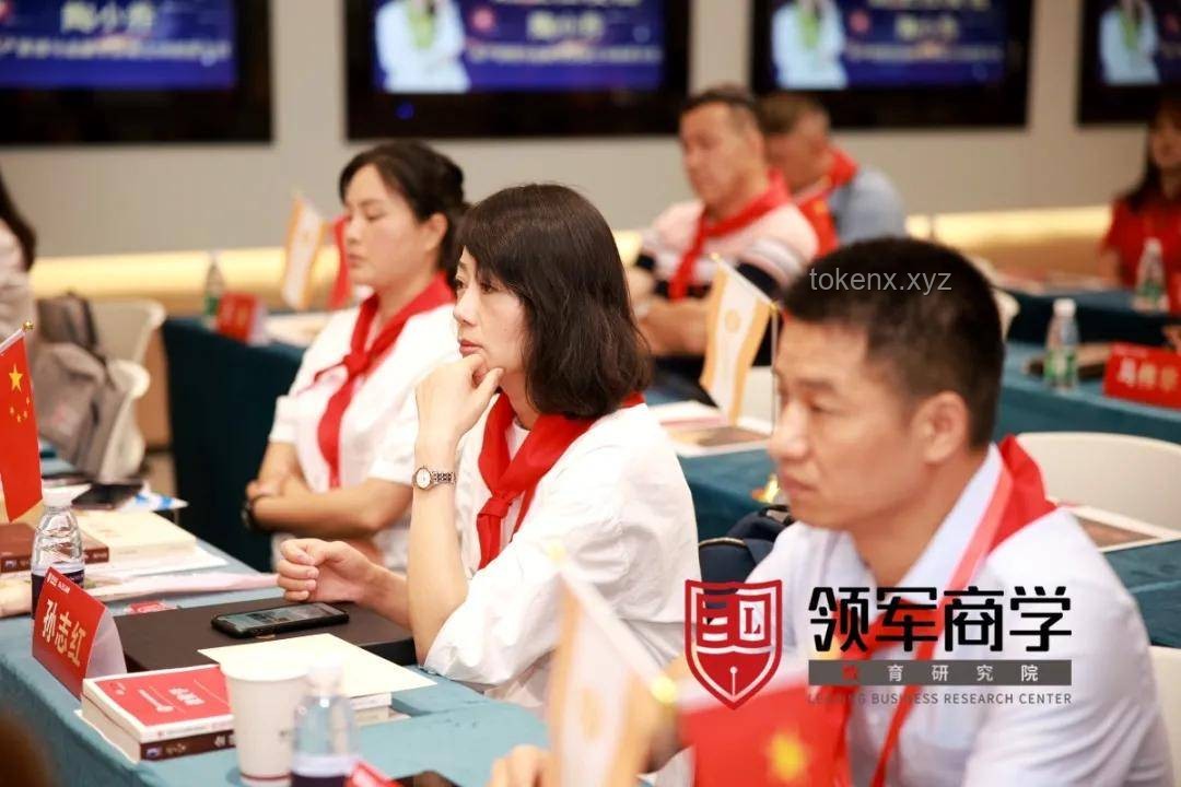 從同窗到同事：為何關系變質？職場環境、人際動態與心理變遷