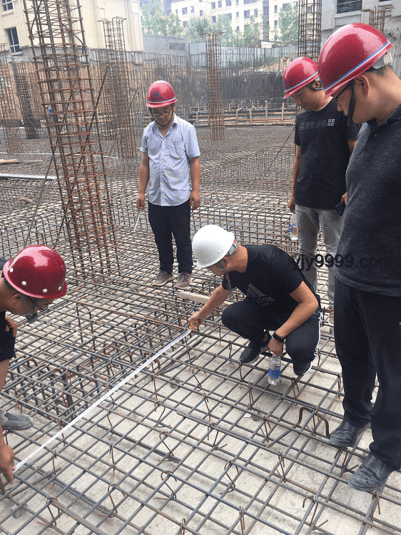河北建筑業(yè)質(zhì)量監(jiān)管新趨勢：工人徒手掰斷鋼筋事件后的深度反思