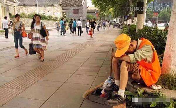 廣州50多人凌晨穿白衣列隊街頭行走：奇特行為背后的文化探索
