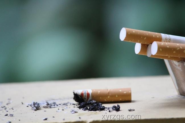 男子吸食火機(jī)氣體后抽煙爆炸：危險(xiǎn)行為警示