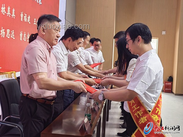 高考生696分帶火家中店鋪：教育成就與家庭經濟的新契機