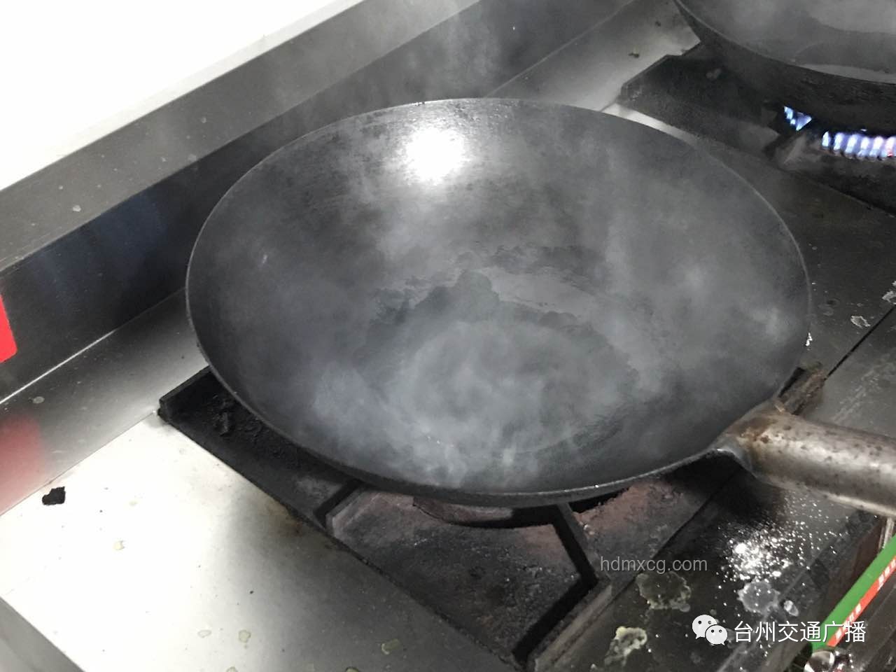 一小區抽化糞池驚現3把砍刀：背后隱藏的社會與安全問題解析