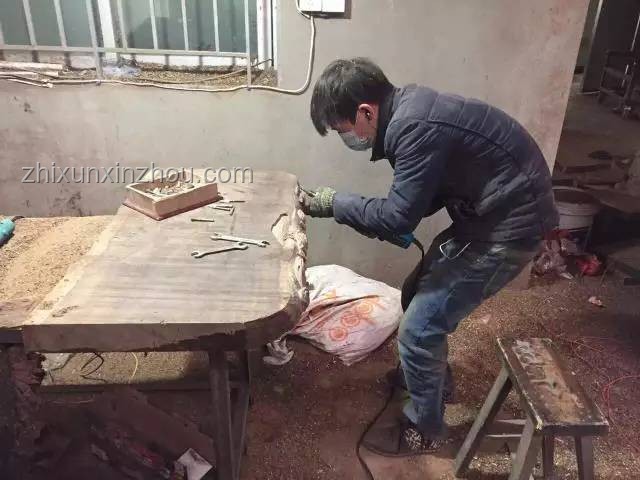 工人抽化糞池發現砍刀：意外背后的故事