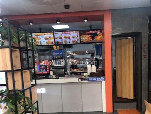 炸雞門店后廚亂象：臥室變廚房，蟑螂橫行