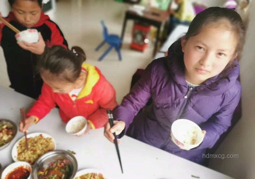 21名小學(xué)生湊錢聚餐老板補貼方案探討
