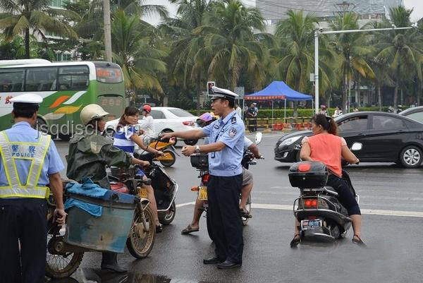 媒評環海南島摩旅安全指南：應對民警私家車逼停事件