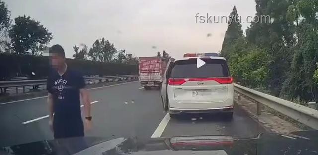 交警私家車高速逼停摩托事件透視與行業規范思考