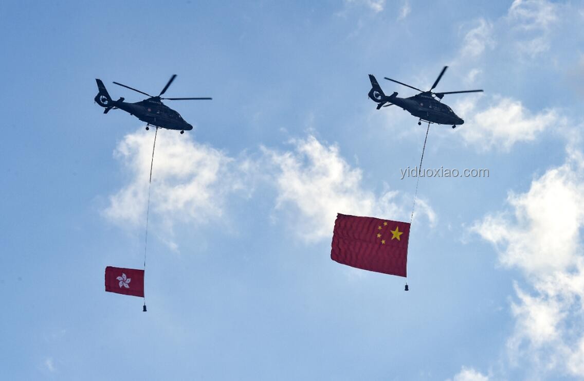 直升機懸掛五星紅旗飛越香港：愛國象征的空中展示