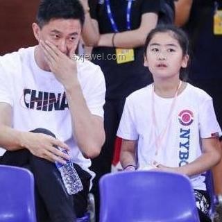 姚明罕見攜女亮相，女兒身高逼近2米引熱議