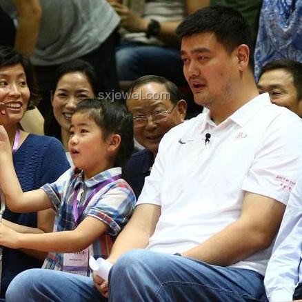姚明罕見攜女亮相，女兒身高逼近2米引熱議