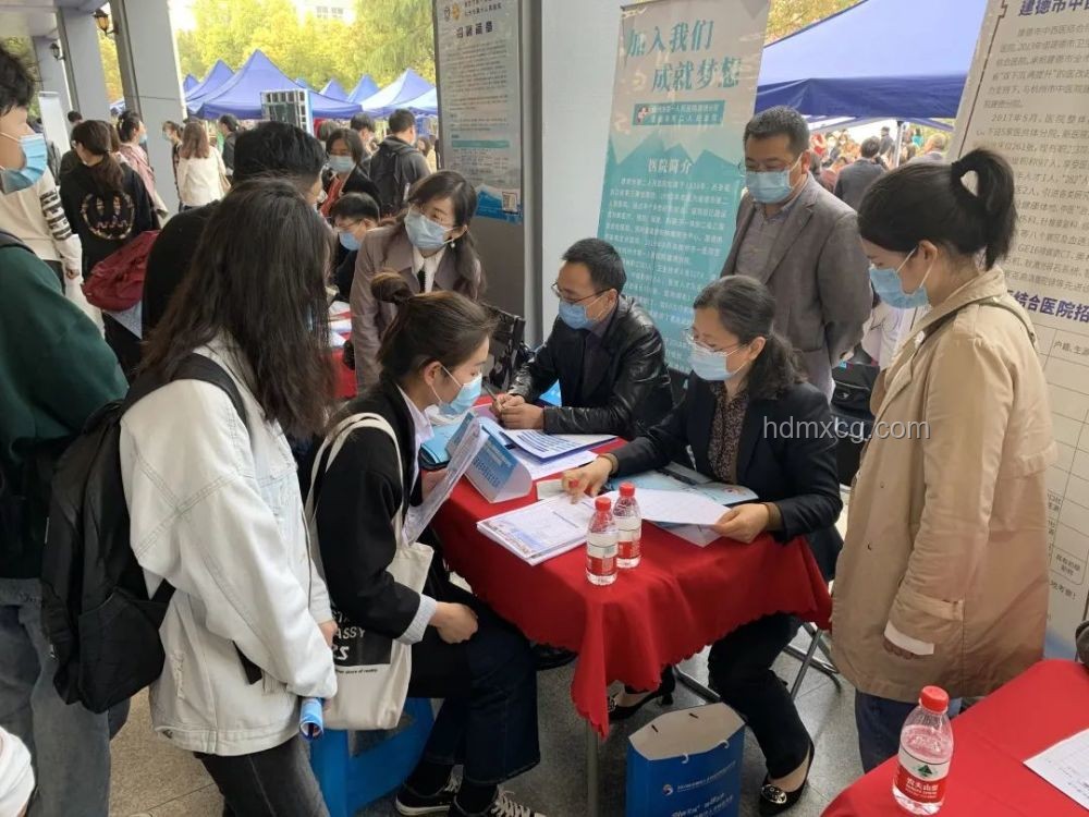 醫(yī)學生擺攤吐槽本科價值，學校反應引熱議