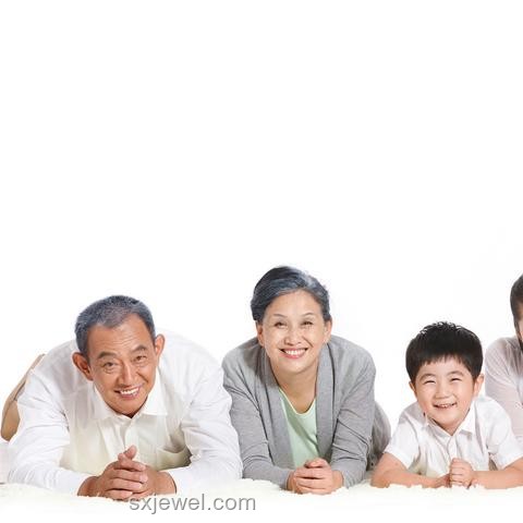 大學(xué)生畢業(yè)快樂與家庭團(tuán)聚的喜悅對比分析：成長、支持與情感價(jià)值